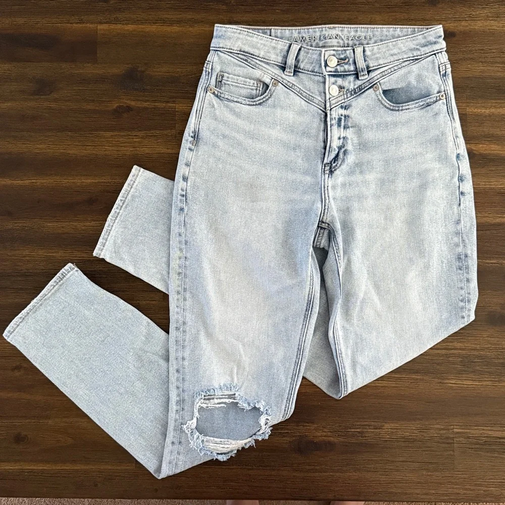 American Eagle Stretch High-Rise Straight Ripped Knee Mom Jeans Size 6 Long - Picture 1 of 10